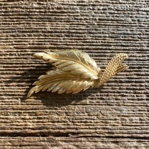 Vintage Monet Double Leaf Brooch Gold Tone Leaves retro classic grannycore